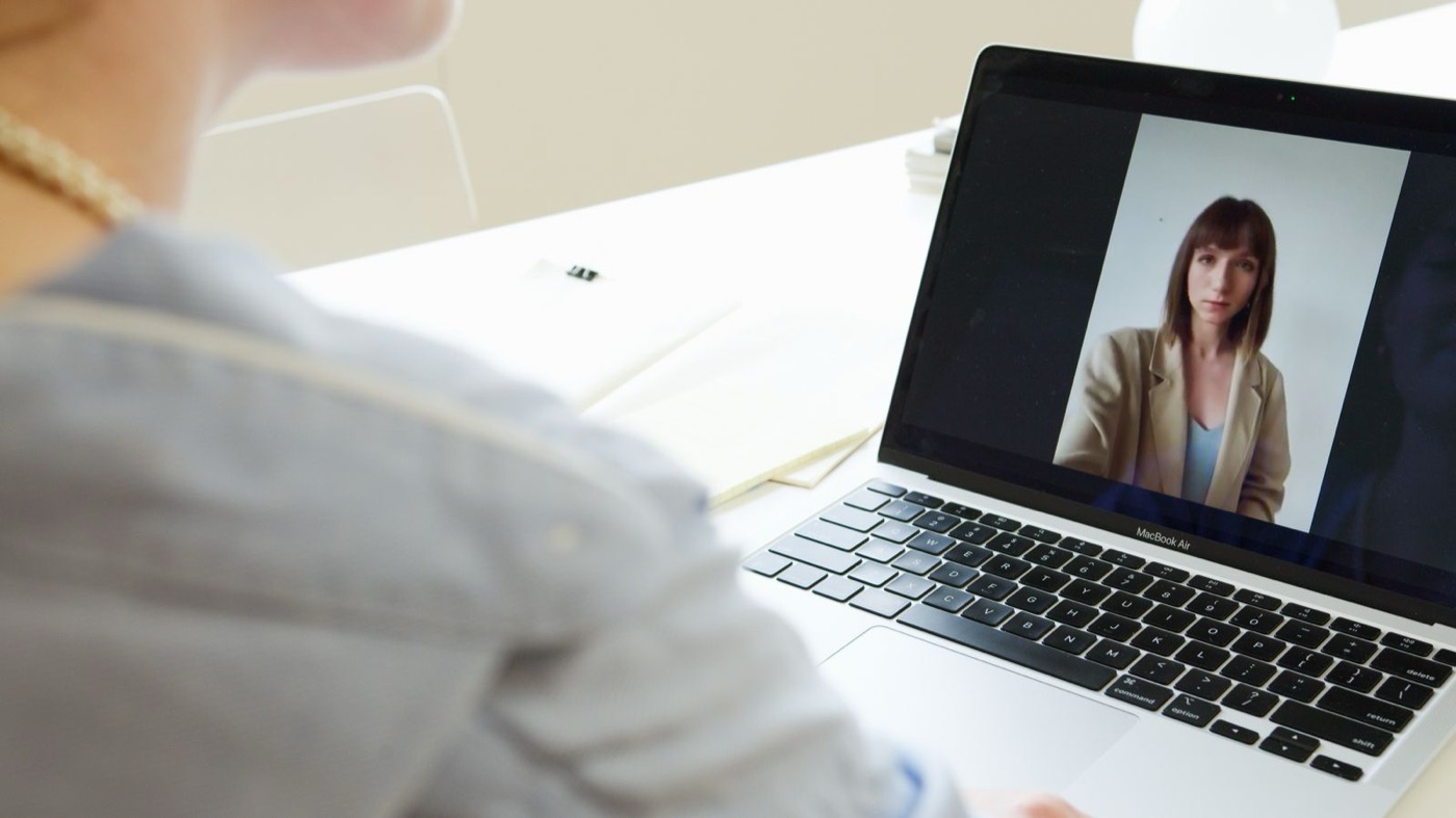 Laptop met een vrouw in beeld tijdens een videogesprek