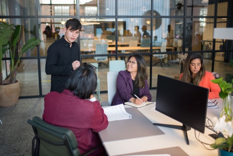 Collega’s in overleg aan een tafel in een modern kantoor